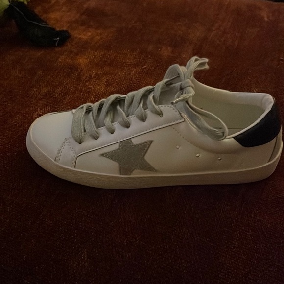 Size 6 She@In tennis shoes. Great shape. Asking 25.00 - Picture 1 of 4